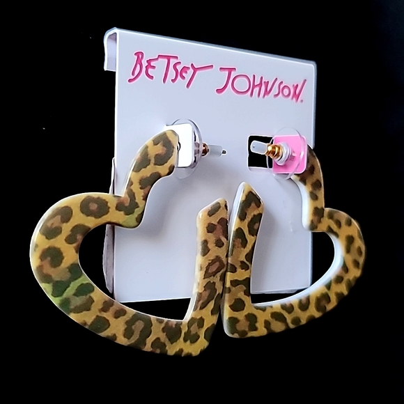 New! BETSEY JOHNSON Leaping Leopards Flat Lucite Heart Post Hoop Earrings. - Picture 4 of 6